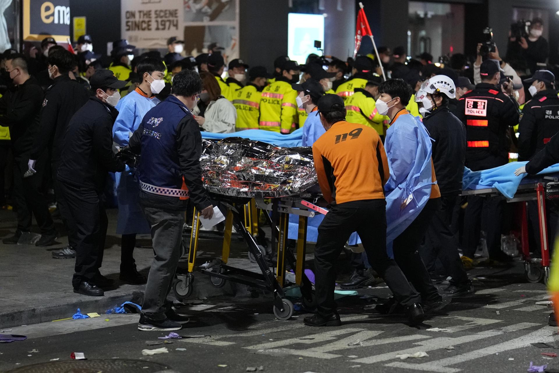一晚约10万人涌进，踩踏事故造成超200人伤亡，韩国梨泰院是个怎样的地方？|韩国_新浪财经_新浪网