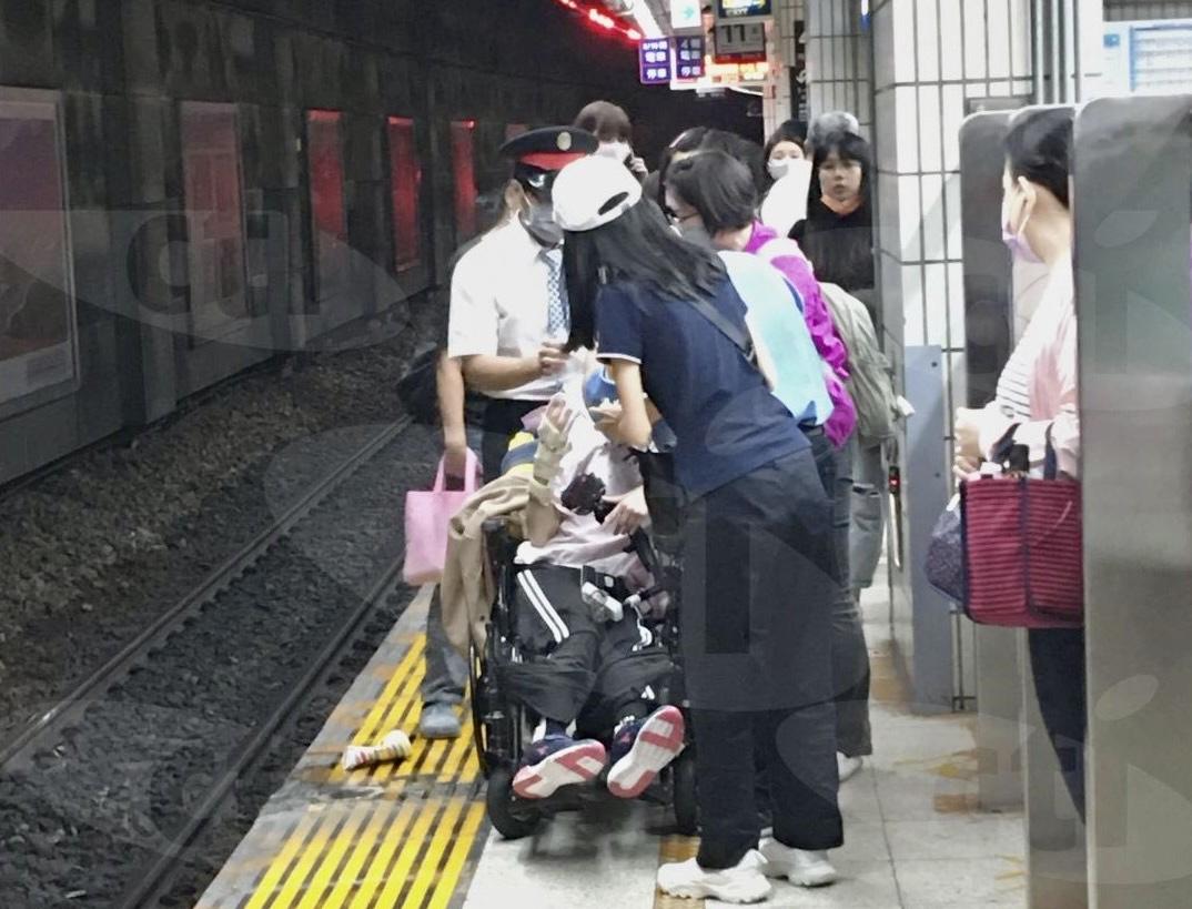 獨家/身障女台北車站落軌　目擊者：連人帶輪椅摔下血一直流