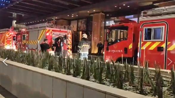 快訊／北市W飯店晚間驚傳出現煙霧跳電　11位民眾受困電梯警消救援脫困