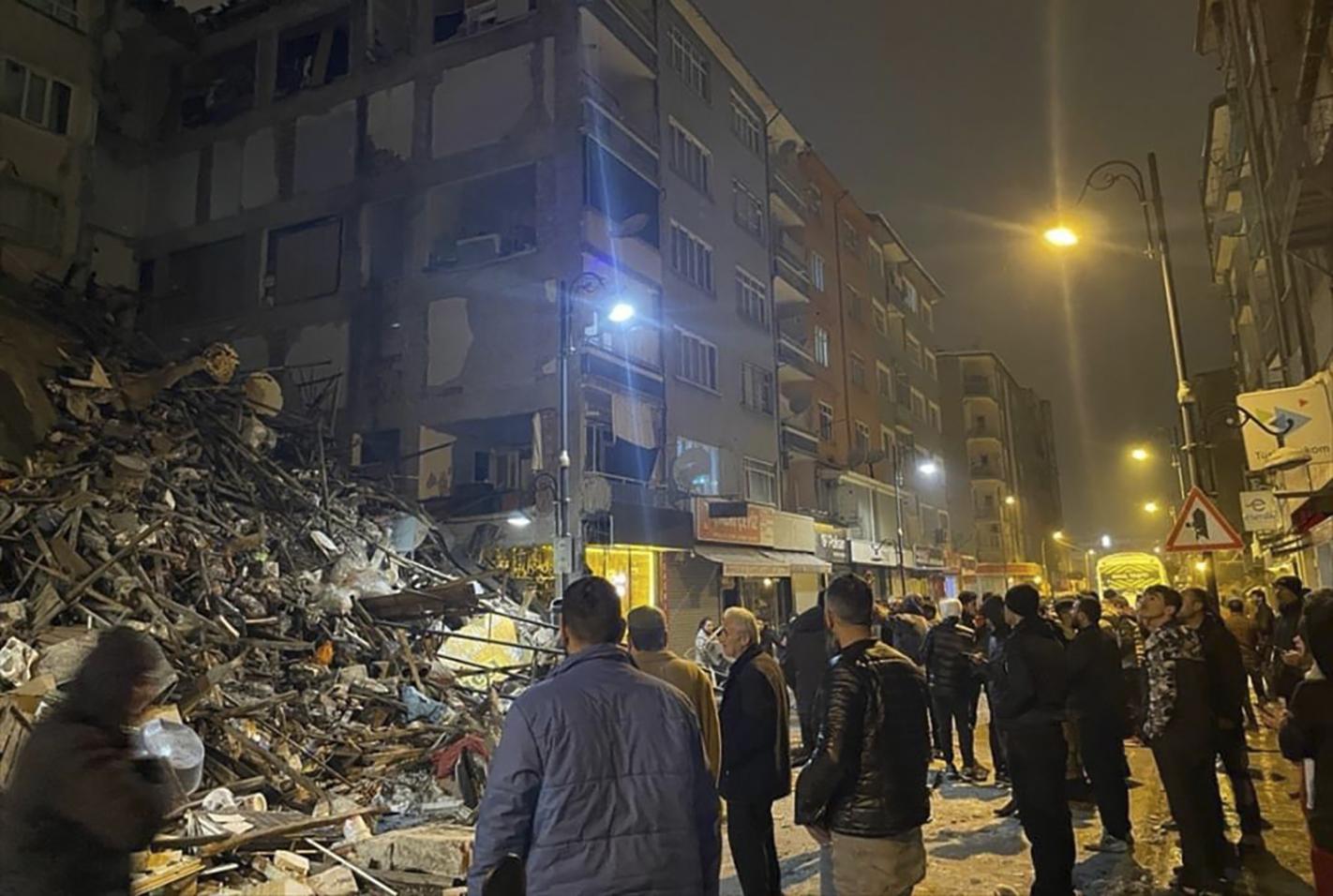 土耳其強震搖走千條命！斷層上建築「如被剪刀剪斷」…專家警示：台灣這區要注意