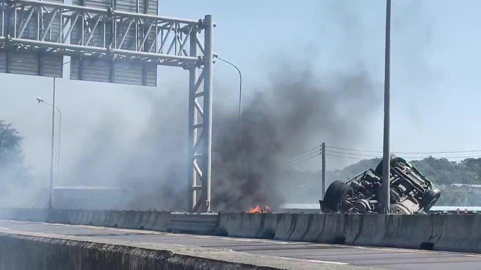 快訊/台61線白沙屯路段油罐車翻覆爆炸！甲醇外洩起火　道路全線中斷