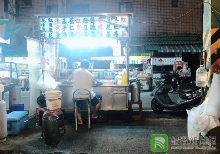 影/超噁！高雄夜市豆花攤塑膠杯重複用　「一桶水過水1秒再拿抹布擦」