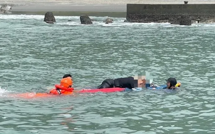 花蓮男戲水遭大浪捲走20米　岸巡隊即刻救援