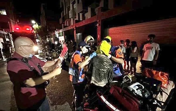台南民宅車庫深夜火警　3台機車燒毀7住戶獲救