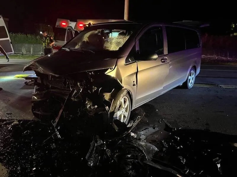 台東深夜「廂型車、轎車」對撞！3名新加坡遊客受傷　車頭全毀畫面曝