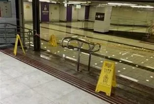 快訊/暴雨炸不停！台北車站通道淹水　網驚：像游泳池