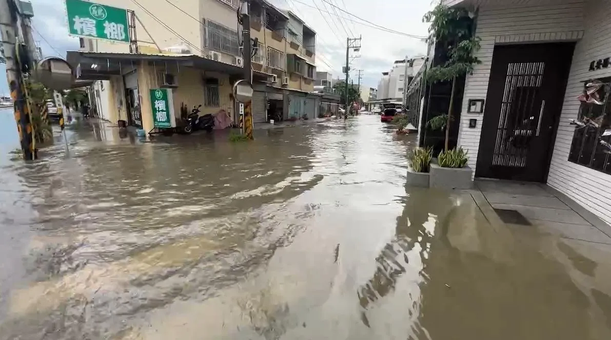 影/馬路變小河！台南仁德發布「二級淹水警戒」　水淹15公分