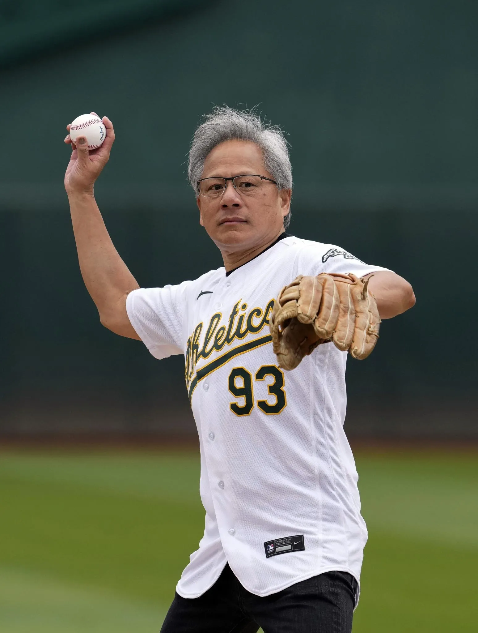 才剛在美國MLB開球！AI教父黃仁勳今晚就抵台　COMPUTEX演講倒數 | 中天新聞網