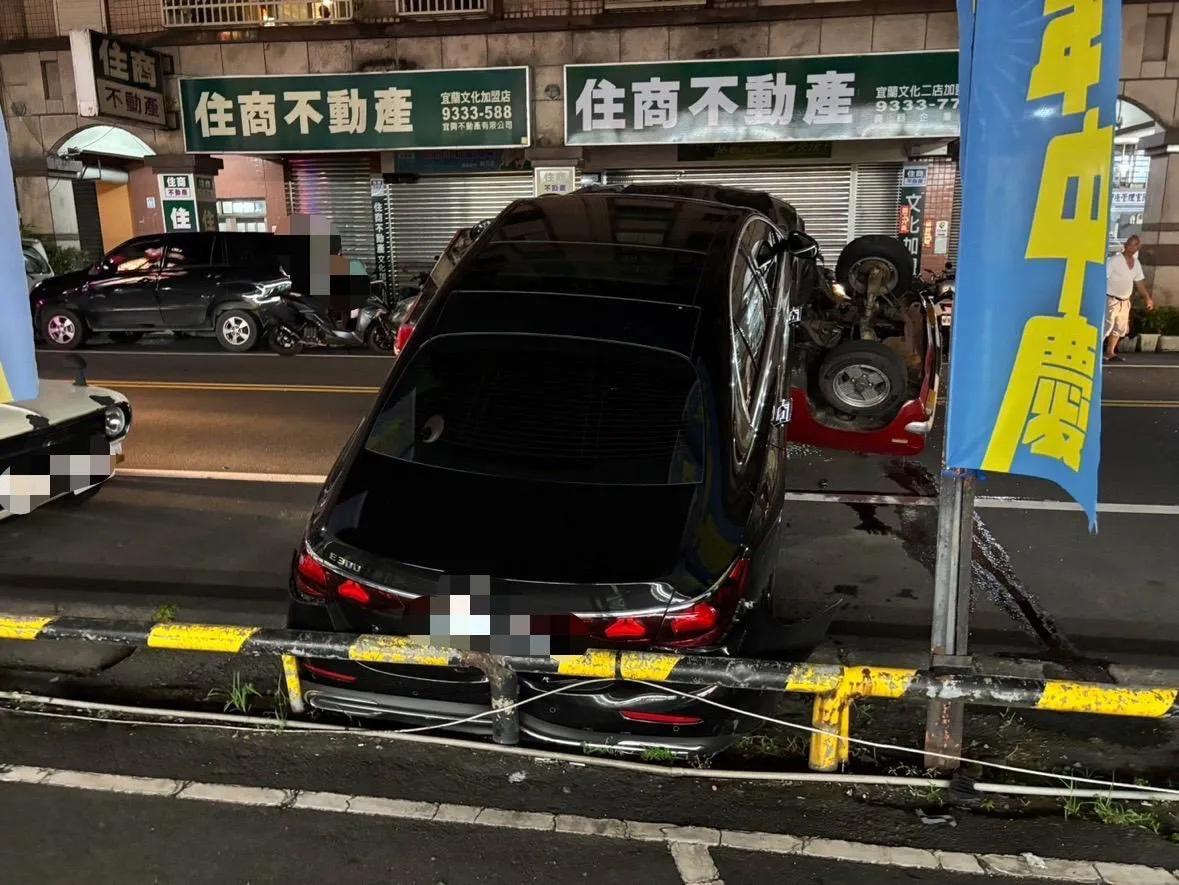 快訊/宜蘭超市停車場嚴重車禍！黑車撞翻小紅還壓上去　傷亡人數曝