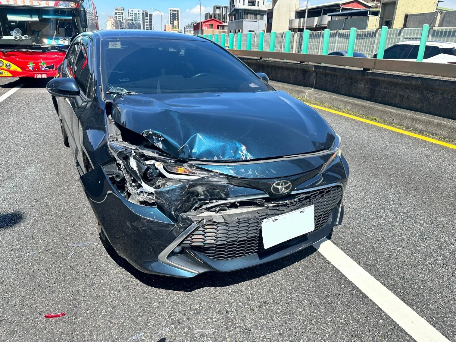 快訊/顏若芳嚴重車禍！民進黨美女議員Toyota座車遭遊覽車追撞　車尾全毀畫面曝 | 中天新聞網