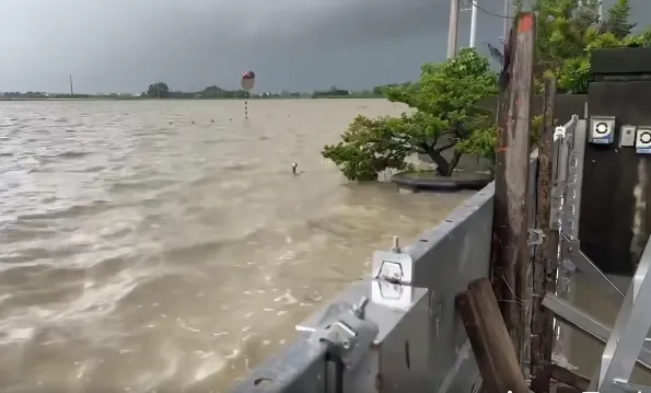 影/台南百年米廠完封凱米颱風！超強防水閘門守住廠區零進水「外面一片汪洋」