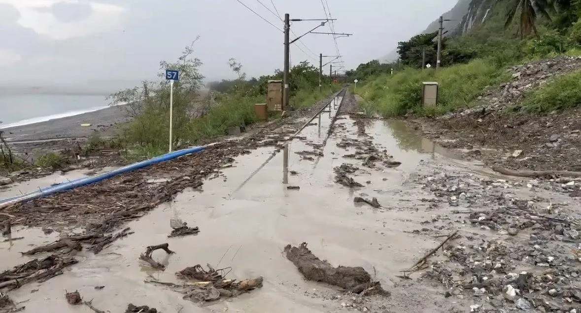 快訊/豪雨重創台鐵！二水=林內「軌道被淹沒」單線通行　集集線停駛