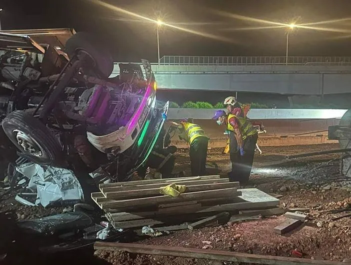 快訊/車頭全毀變形！國3南下62.7k大溪出口「大貨車翻覆」傷亡不明