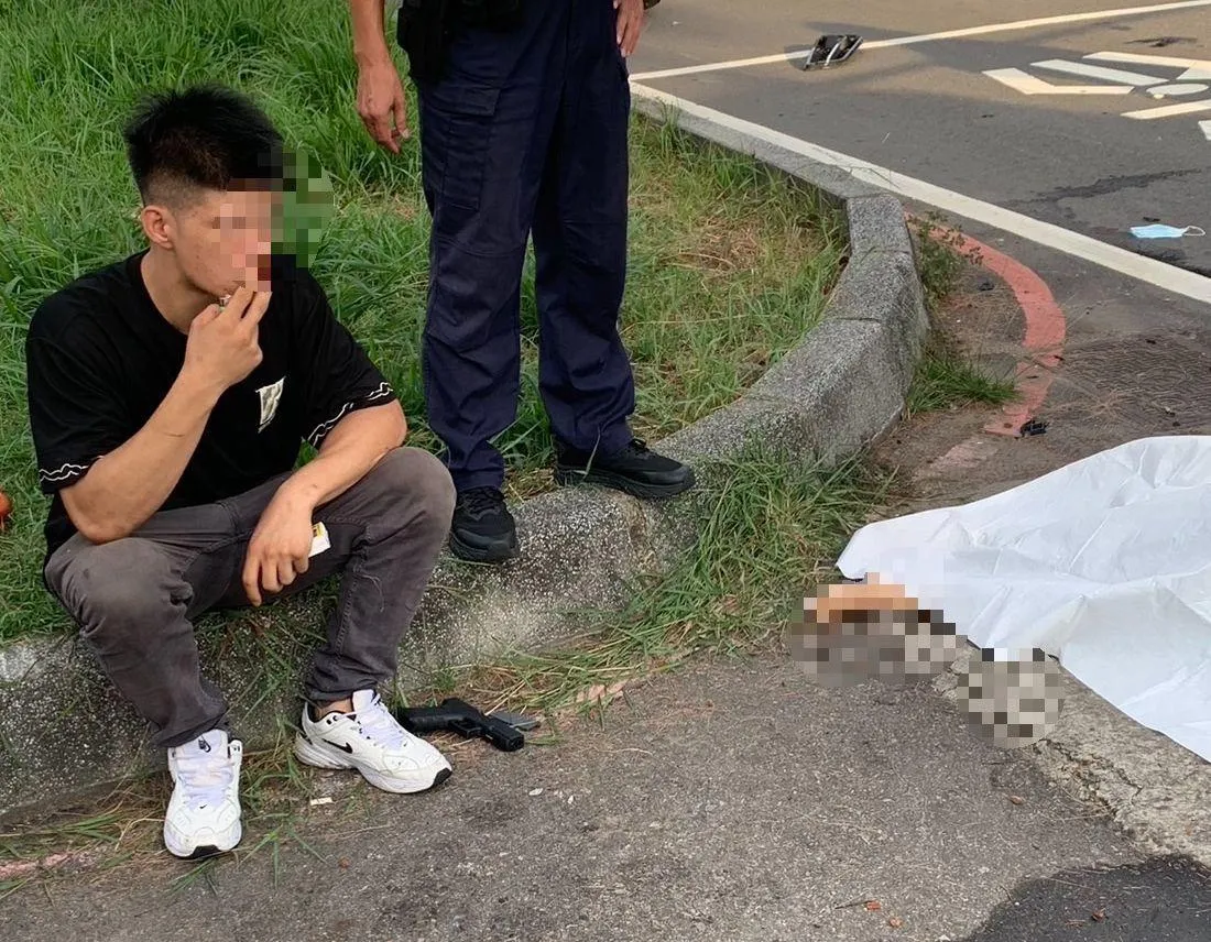 快訊/還淡定在死者身旁抽菸！賓士屁孩國中前撞死人　被搜出槍跟「喪屍菸彈」