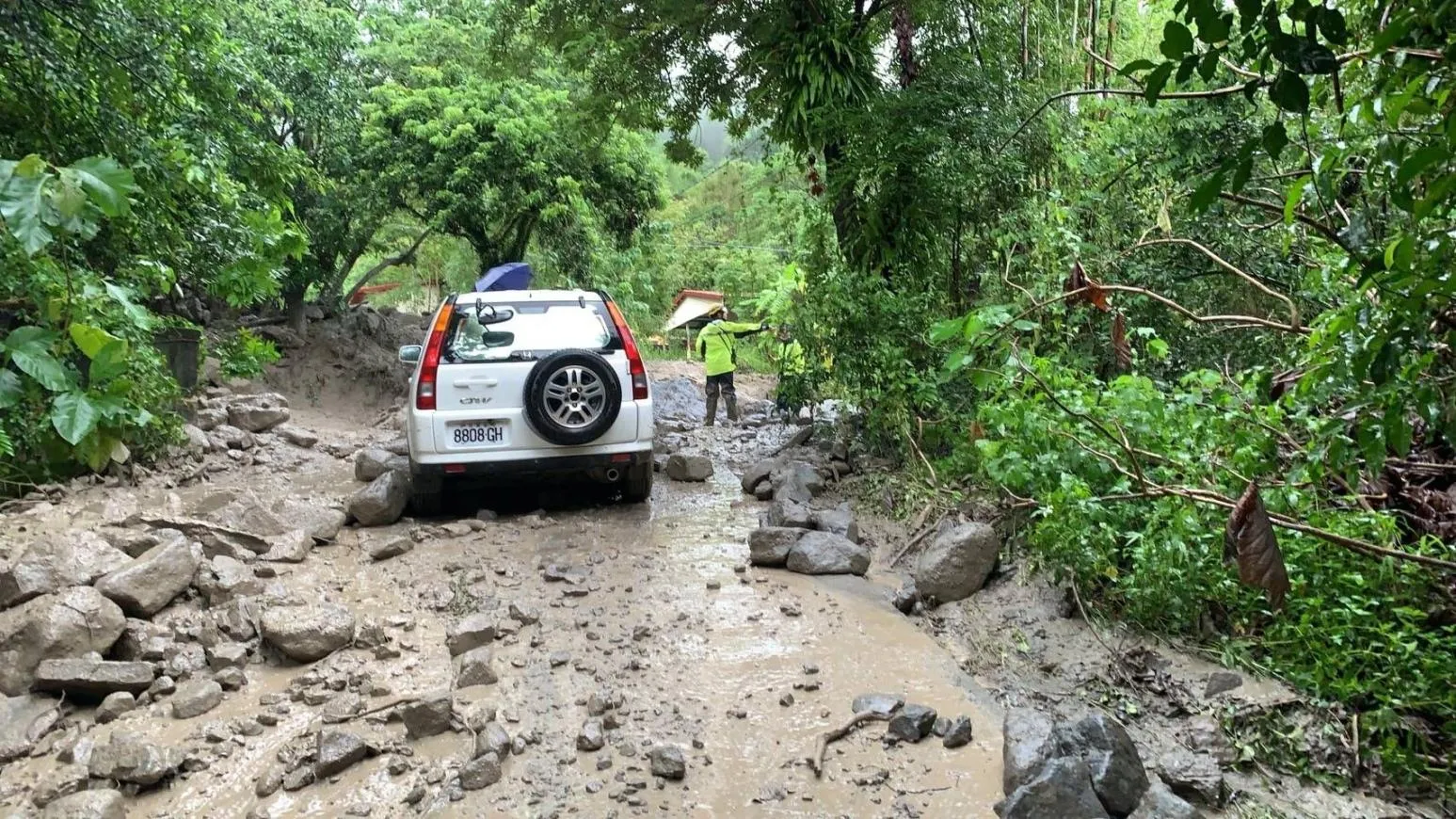 不敵暴雨侵襲！高雄六龜土石流淹過馬路　7人緊急撤離